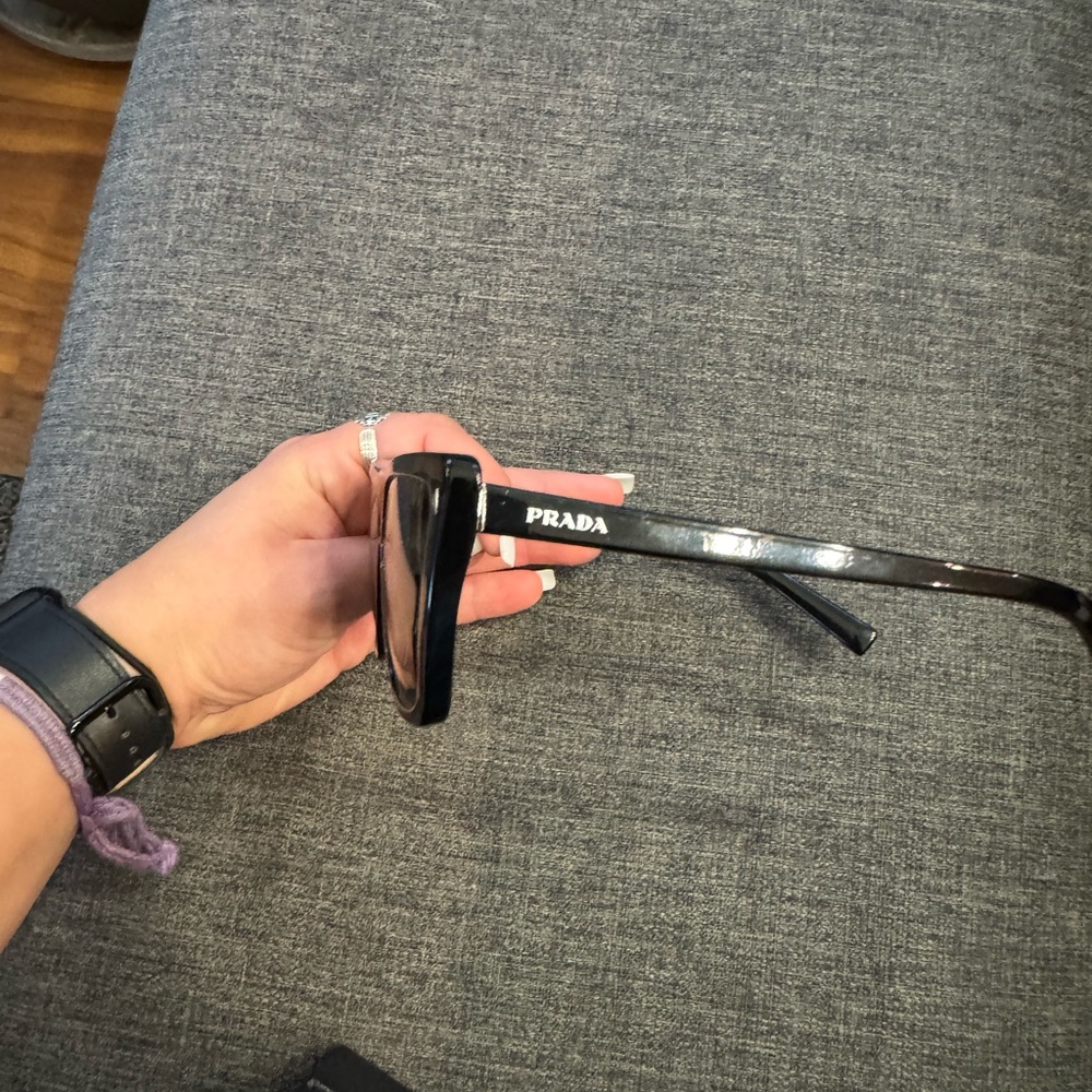 Stylish Black Square Sunglasses - Picture 2 of 8